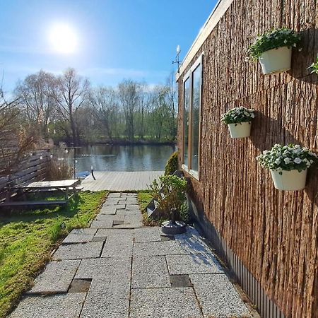 Het Witte Chalet Aan Het Water Van Monumentaal Fort Ooltgensplaat Kültér fotó