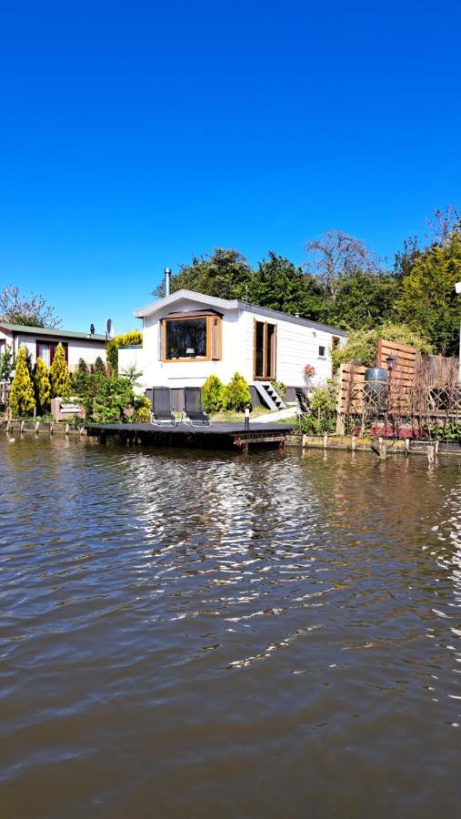 Het Witte Chalet Aan Het Water Van Monumentaal Fort Ooltgensplaat Kültér fotó