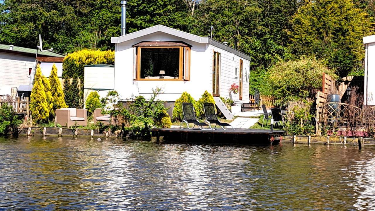 Het Witte Chalet Aan Het Water Van Monumentaal Fort Ooltgensplaat Kültér fotó