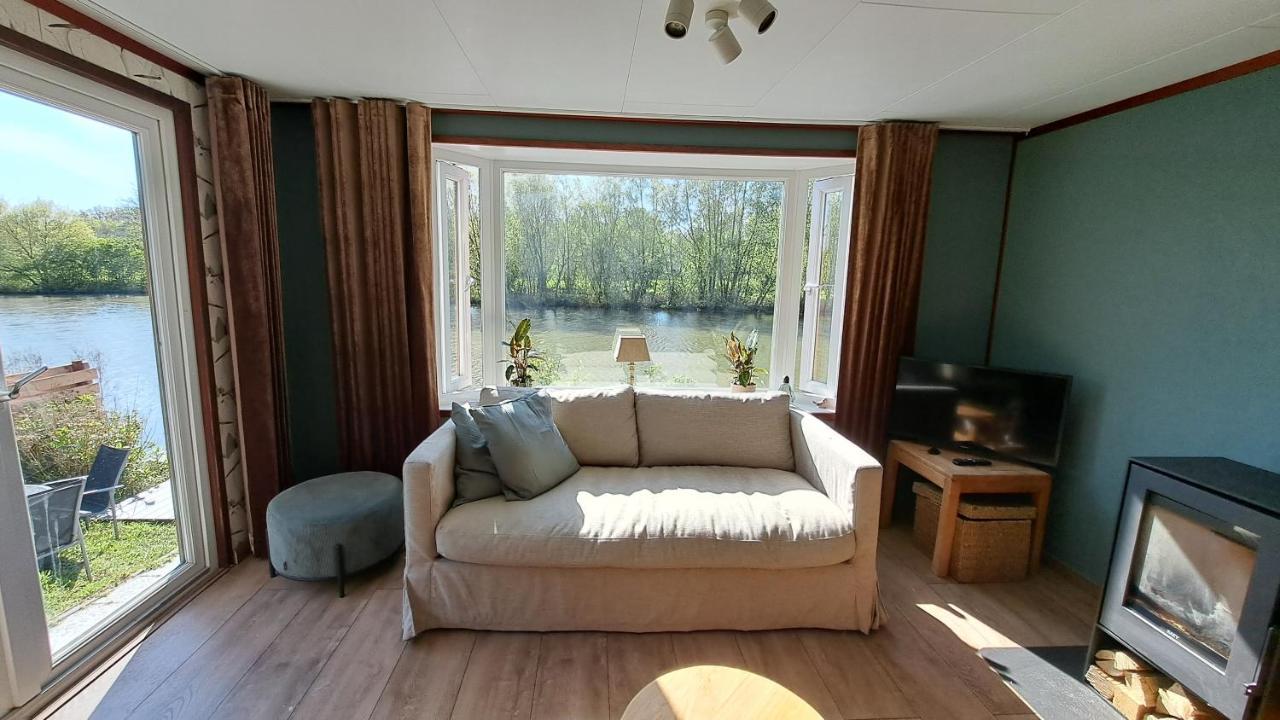 Het Witte Chalet Aan Het Water Van Monumentaal Fort Ooltgensplaat Kültér fotó