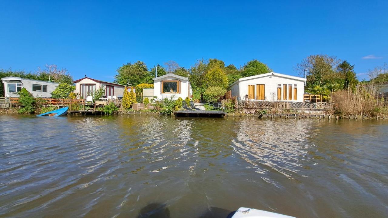 Het Witte Chalet Aan Het Water Van Monumentaal Fort Ooltgensplaat Kültér fotó