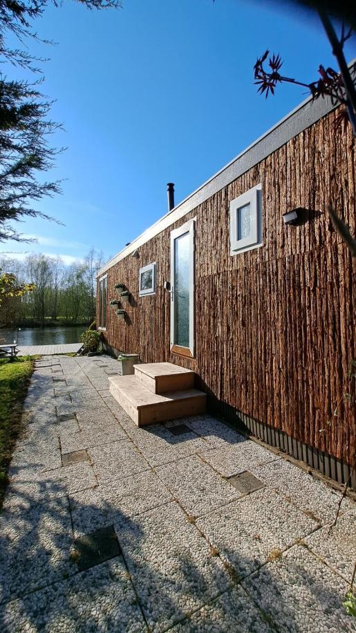 Het Witte Chalet Aan Het Water Van Monumentaal Fort Ooltgensplaat Kültér fotó