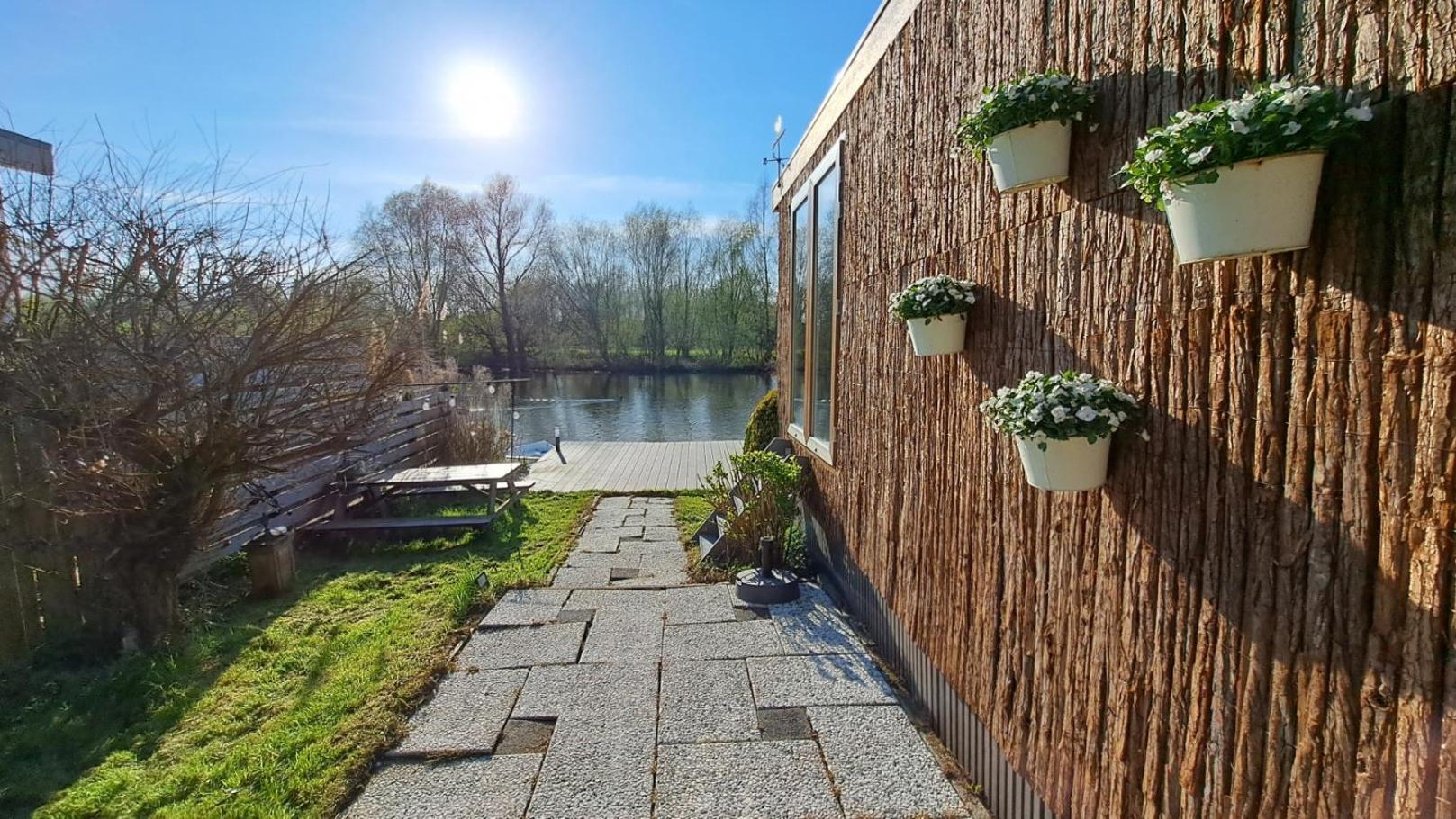 Het Witte Chalet Aan Het Water Van Monumentaal Fort Ooltgensplaat Kültér fotó